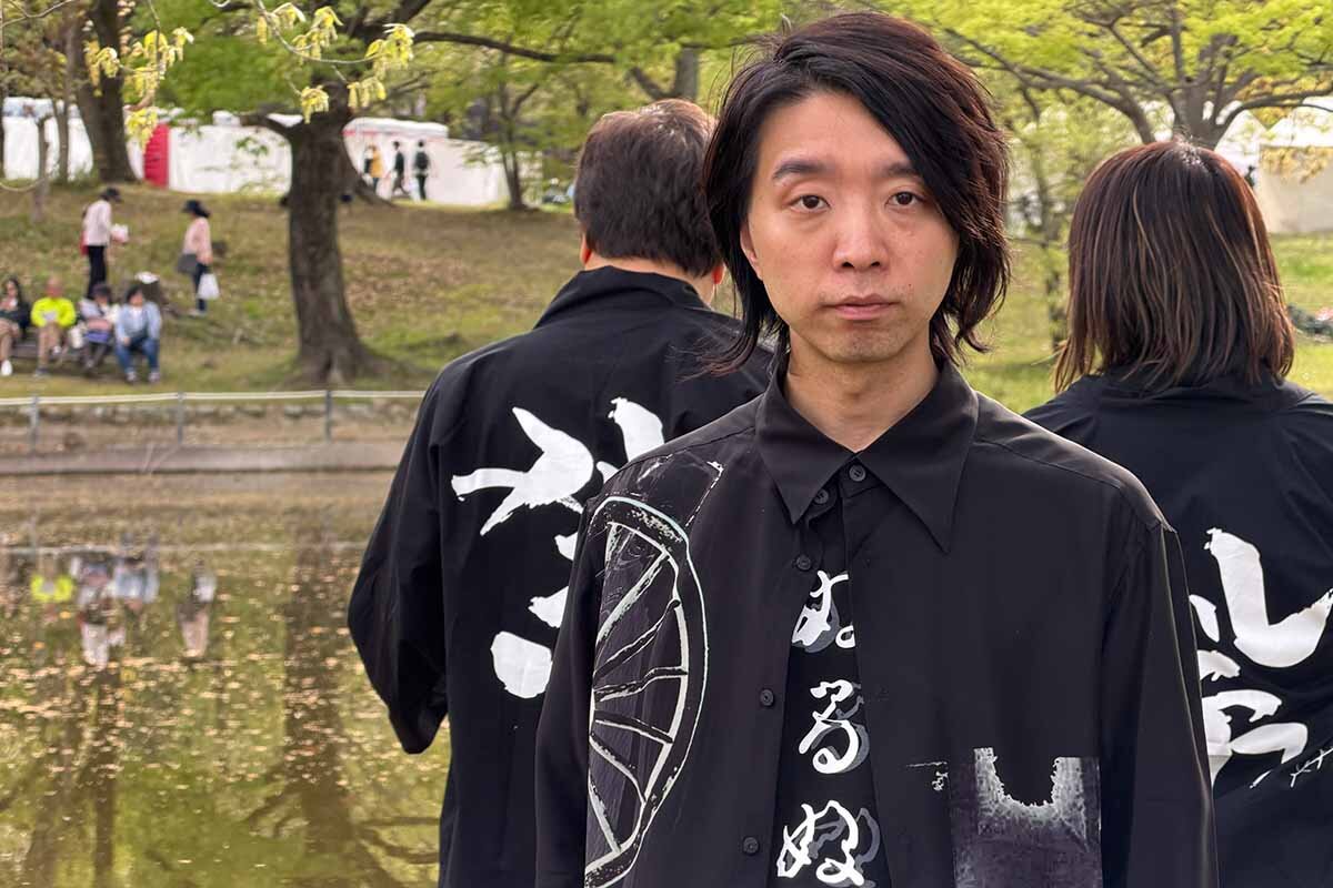 開幕1周年記念イベントの合間に囲み取材に応じた落合陽一氏