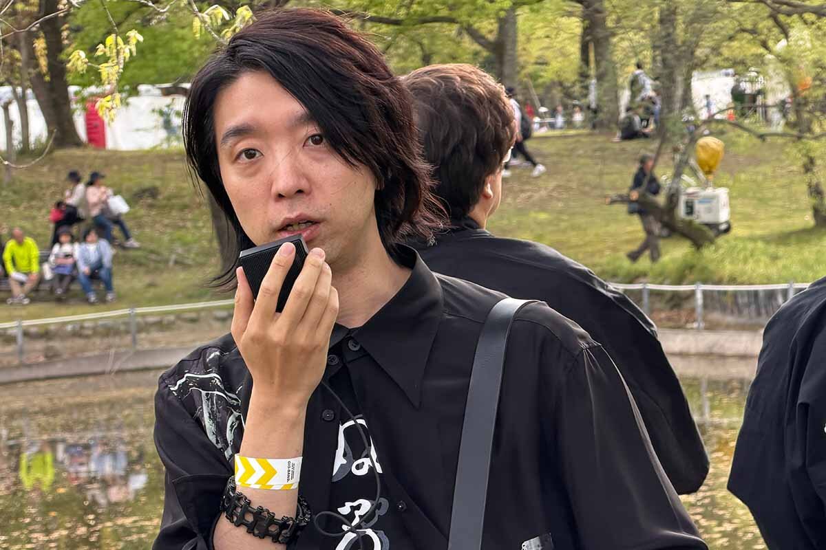 開幕1周年記念イベントの合間に囲み取材に応じた落合陽一氏