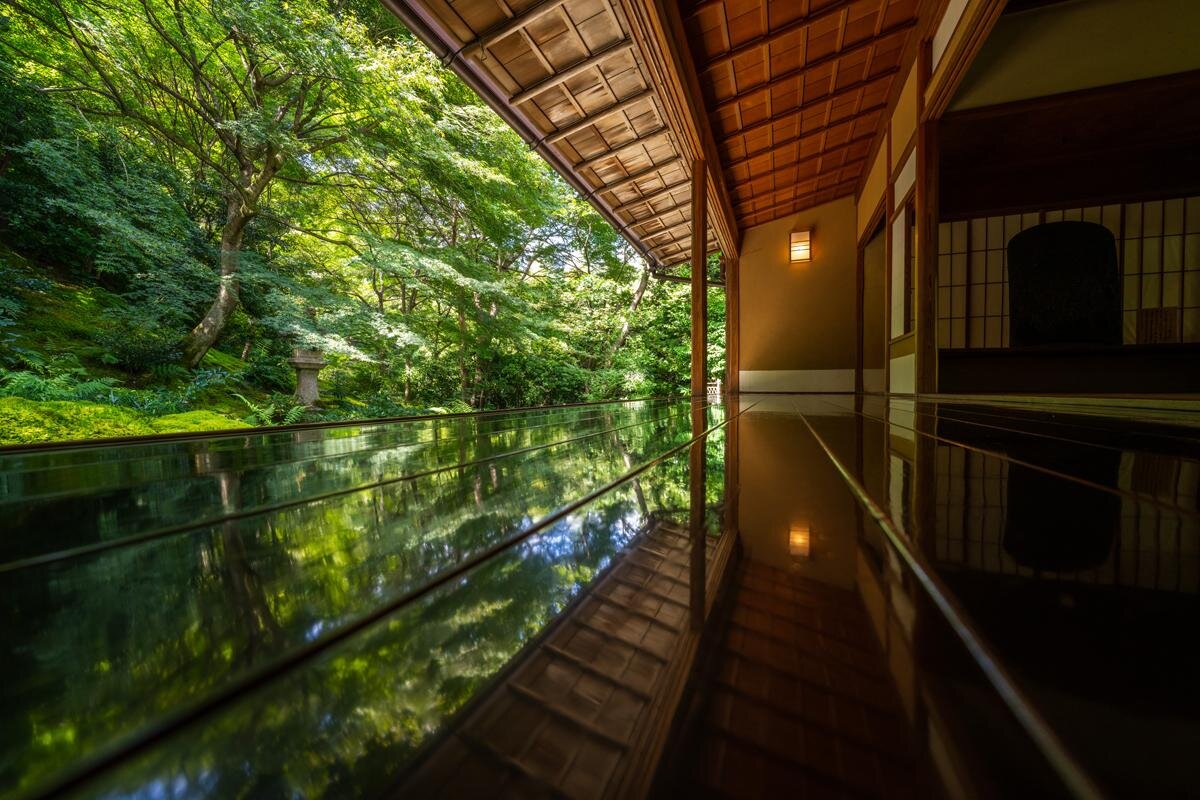 「臥竜の庭」の縁側も磨かれています「瑠璃光院」（京都市左京区）