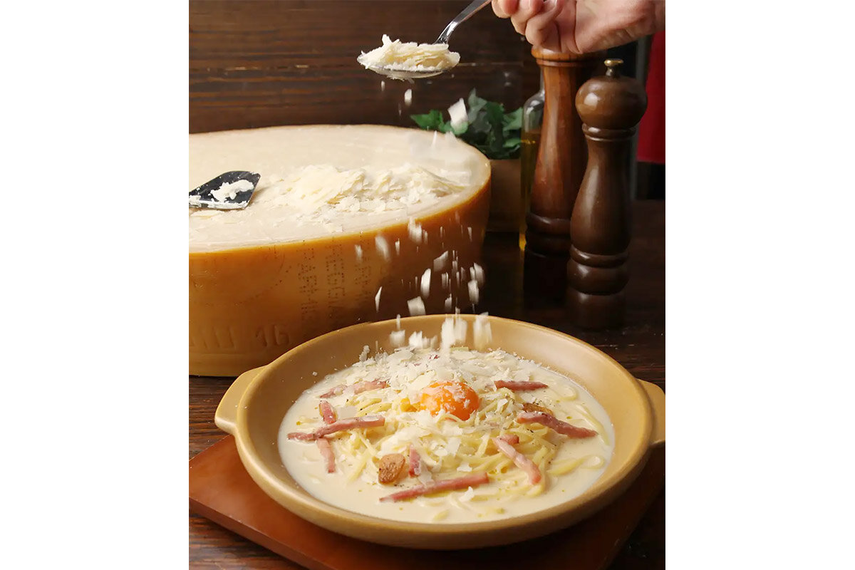 いただく直前に、24カ月熟成の「パルミジャーノ・レッジャーノ」を削ってふりかけてくれます