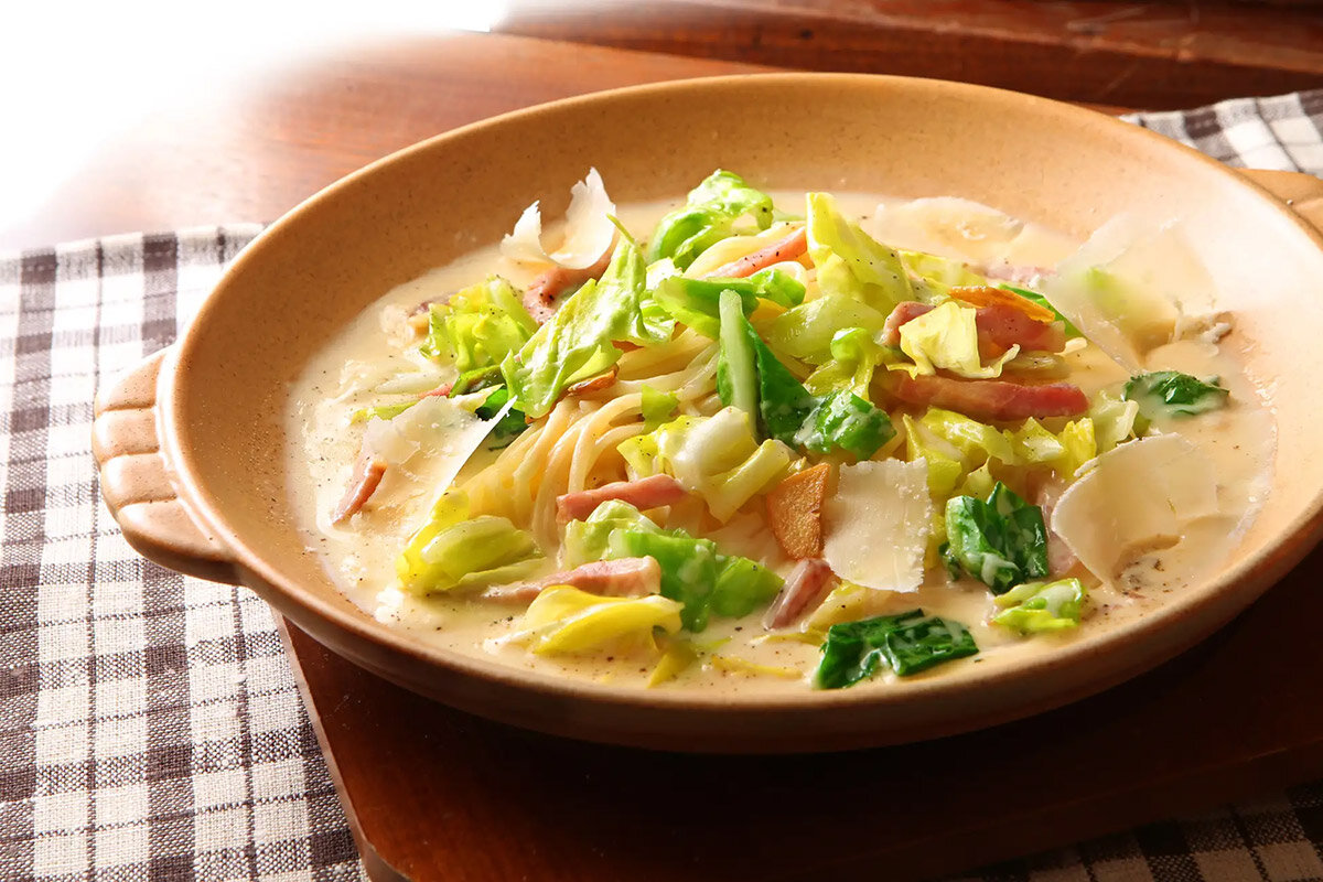 2026年6月上旬まで期間限定メニュー「新キャベツと厚切りベーコンのクリームチーズソース」（1,045円・税込）