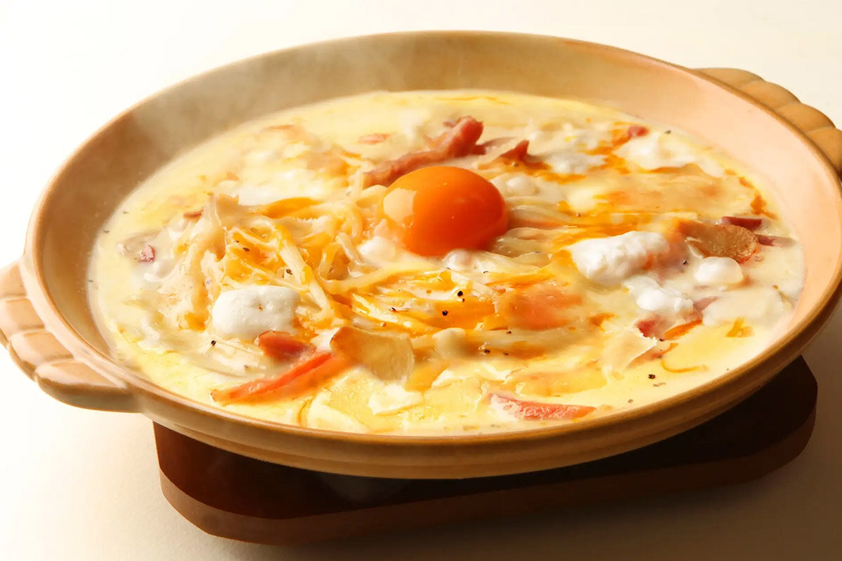 チーズそれぞれの旨みとコクが深い味わいが楽しめる、人気No.1の「とろける7種のチーズのカルボ」（1,078円・税込）