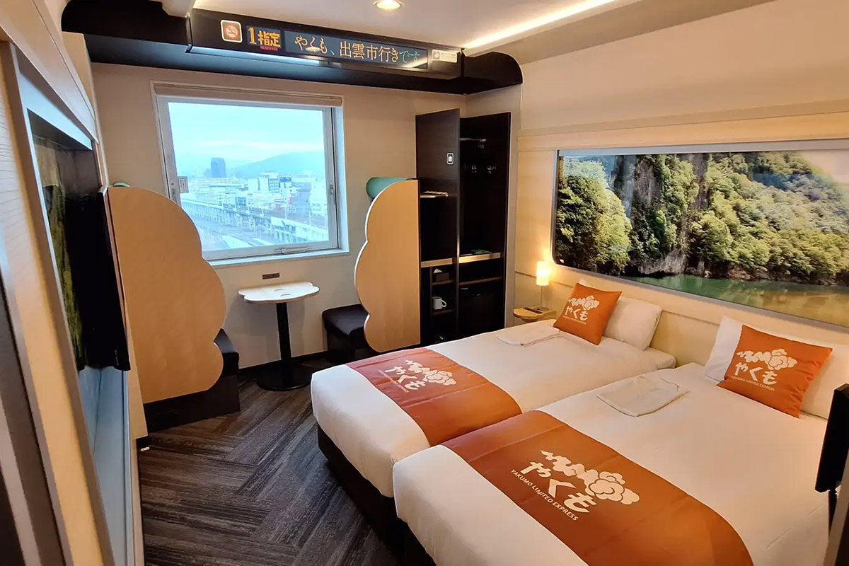 2025年、「ヴィアイン岡山」に誕生した鉄道コンセプトルーム第一弾の「273系やくもルーム」