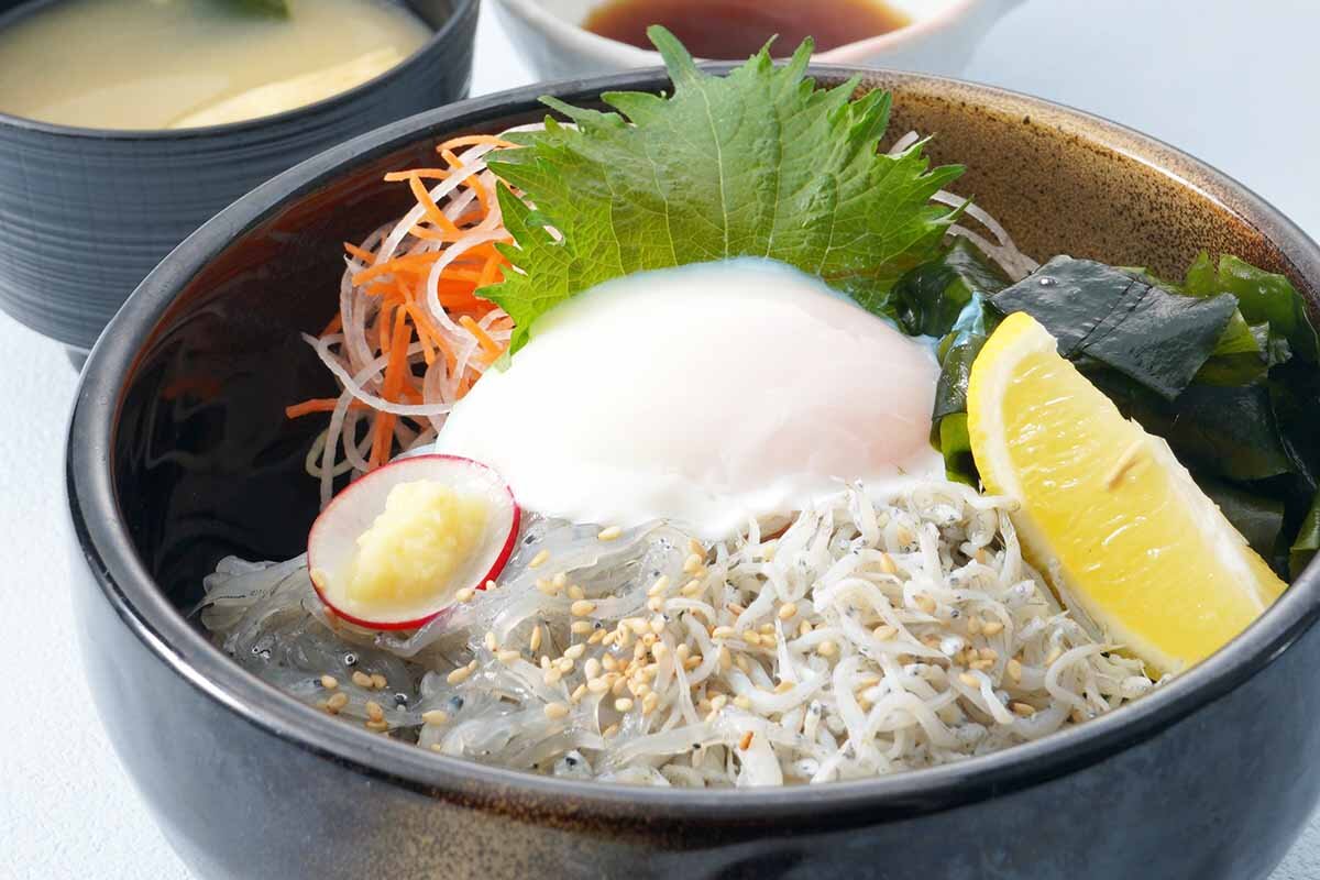 レストラン「ロイヤル」で販売される「淡路産生しらすと釜揚げしらすの味わい食べ比べ丼」（1,850円）