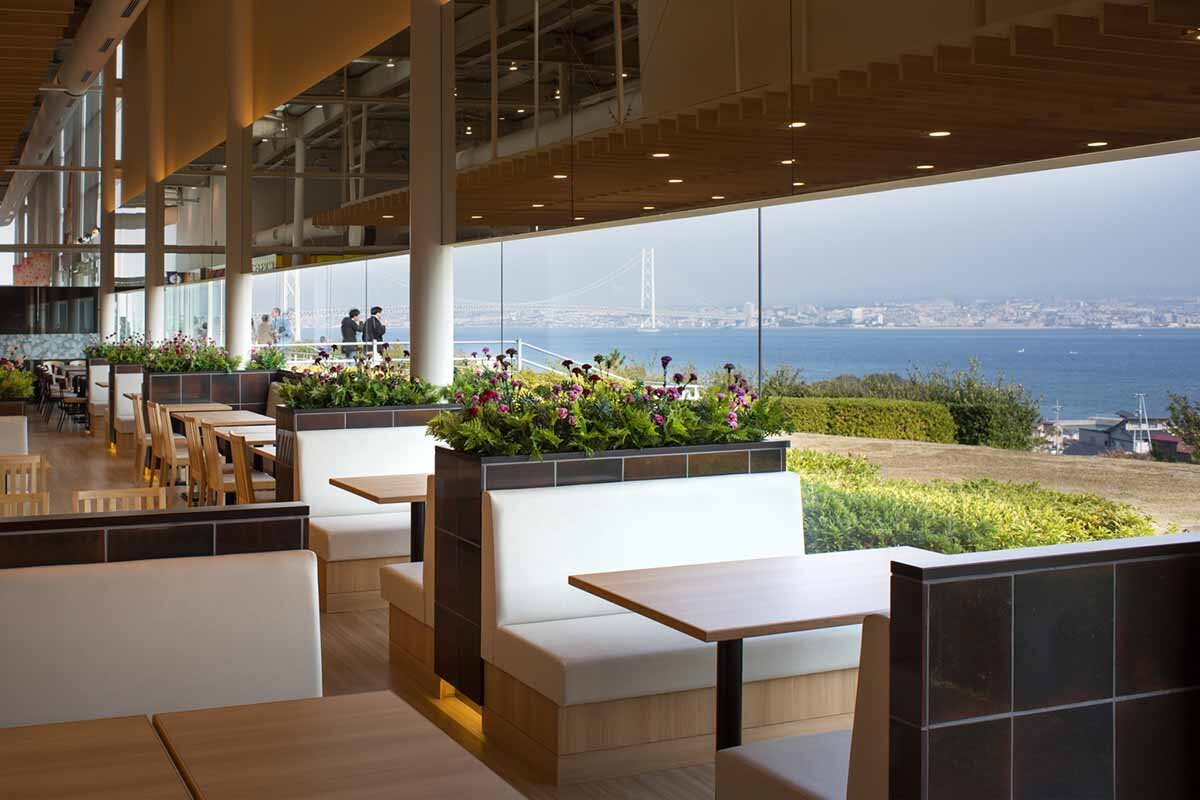 窓際席より明石海峡大橋を望む「ロイヤル 下り線店」の内観