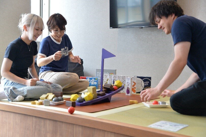 客室内で遊ぶ様子「有馬温泉 HOTEL ALGO」（神戸市北区）