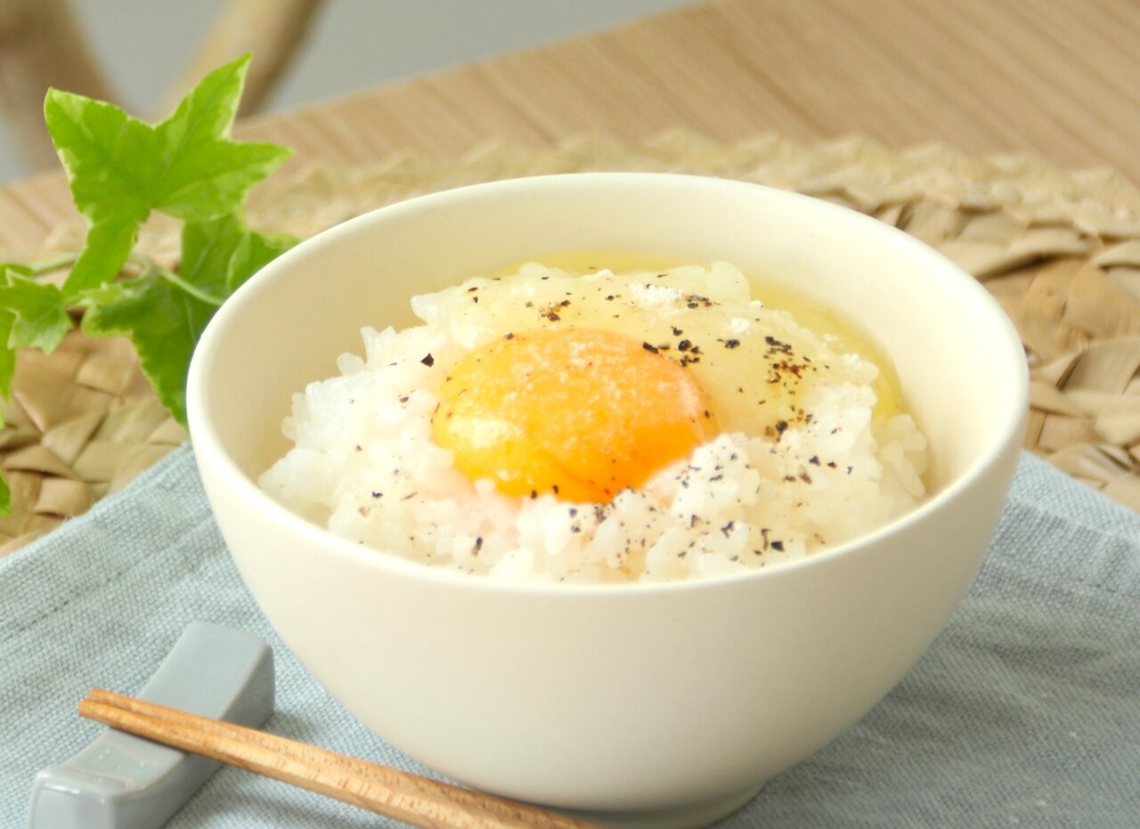 本格中華調味料「創味シャンタン」（創味食品）の粉をかけた卵かけご飯「粉雪TKG」