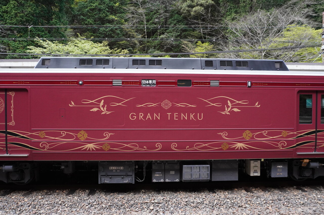 真紅のボディをベースにゴールドの装飾でラグジュアリーな印象（2026年4月）