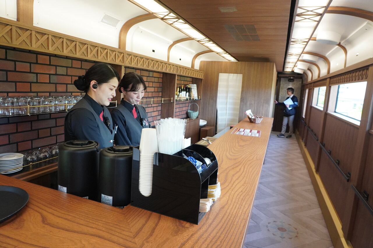 「GRAN天空」3号車「ロビーラウンジ」のカウンター（2026年4月）