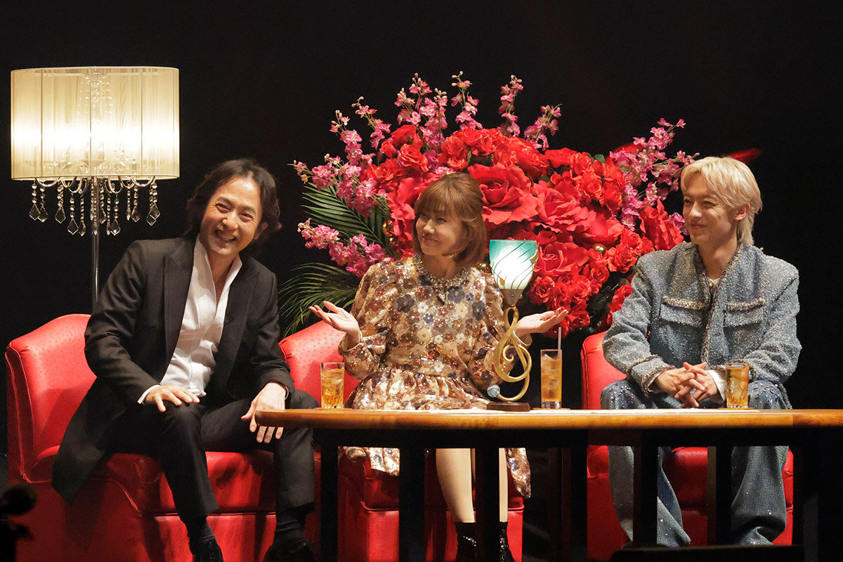 左から、秋川雅史、松本伊代、辰巳ゆうと（2026年4月・大阪市内）