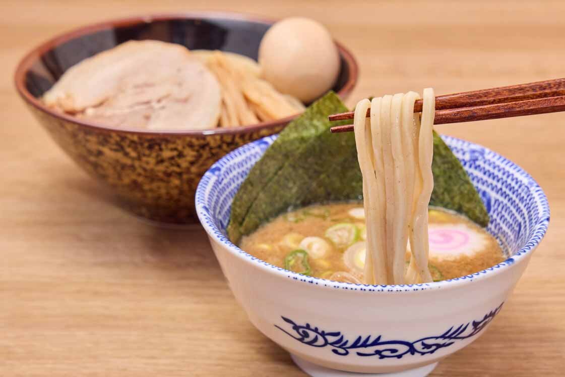 「舎鈴」を代表する具材豊かで食べ応えがある特製つけめん