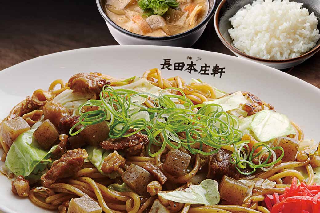 ぼっかけ焼きそば並、豚汁、ご飯並がセットになった「長田本庄軒」の「ぼっかけ焼きそばセット」