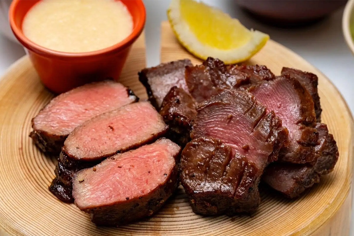 「牛たんの檸檬」の看板メニュー『極み』ステーキ（左）と牛たん焼