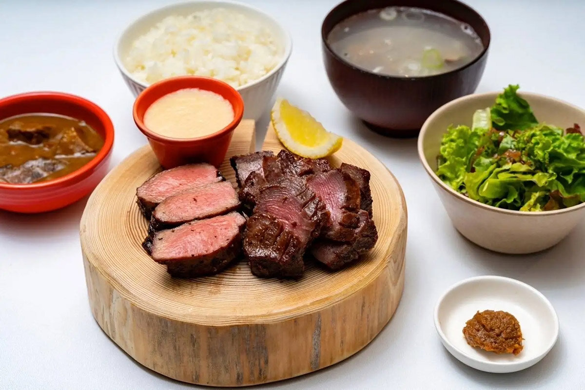 羽釜炊きごはん、牛たんスープ、牛たんカレー、牛たん肉味噌、とろろ、サラダが付いた「『極み』ステーキと牛たん焼」（3,780円・税込）