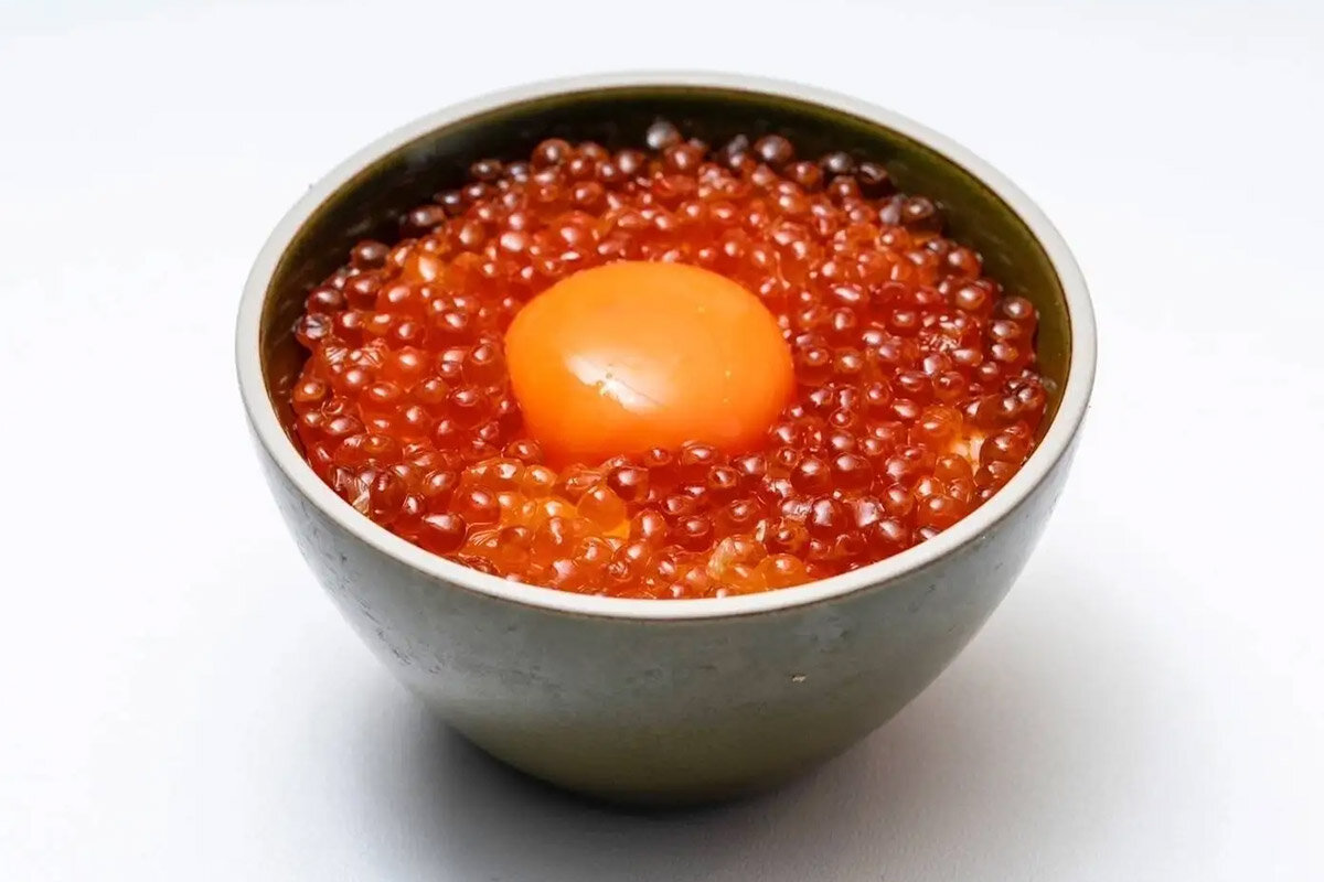 プラス1,190円（税込）でセットの羽釜炊きご飯から変更できる「いくら卵黄ご飯」