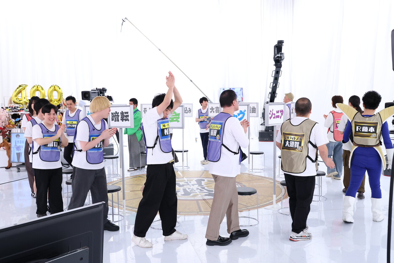 音楽に合わせてお題が書かれたイスを回っている様子