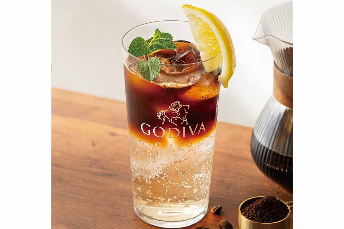 「ゴディバ カフェ」と「小川珈琲」がコラボした「ジャスミンとアプリコットのコーヒーソーダ」（770円）