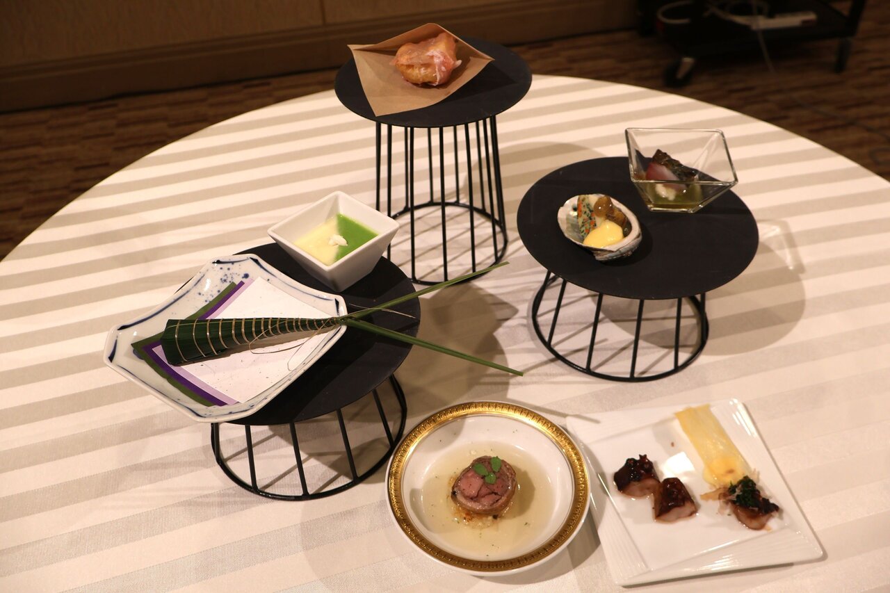 セレモニー後に振る舞われた料理の数々（４月23日、大阪市中央区）