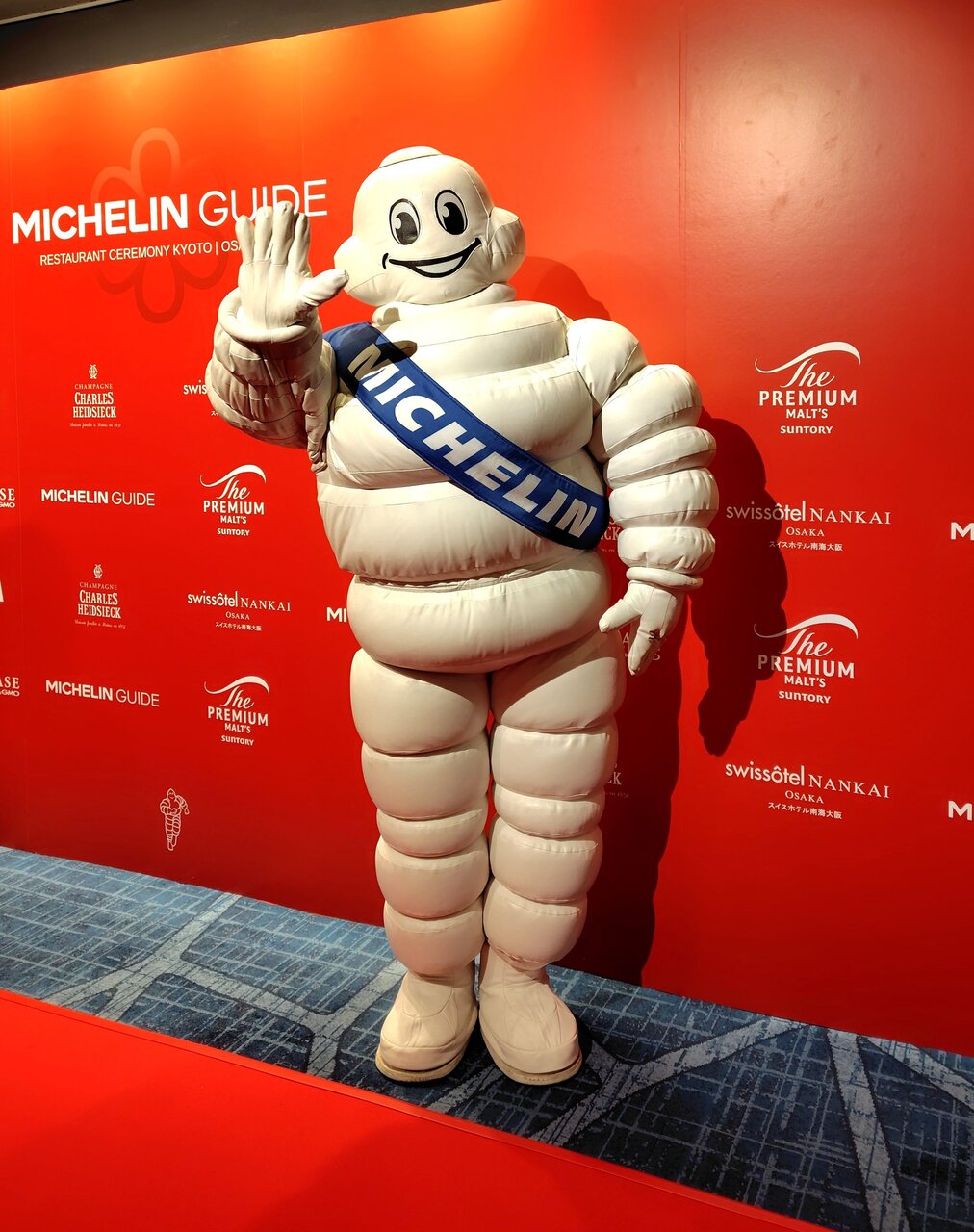 セレモニーに駆け付けたミシュランマン（４月23日、大阪市中央区）