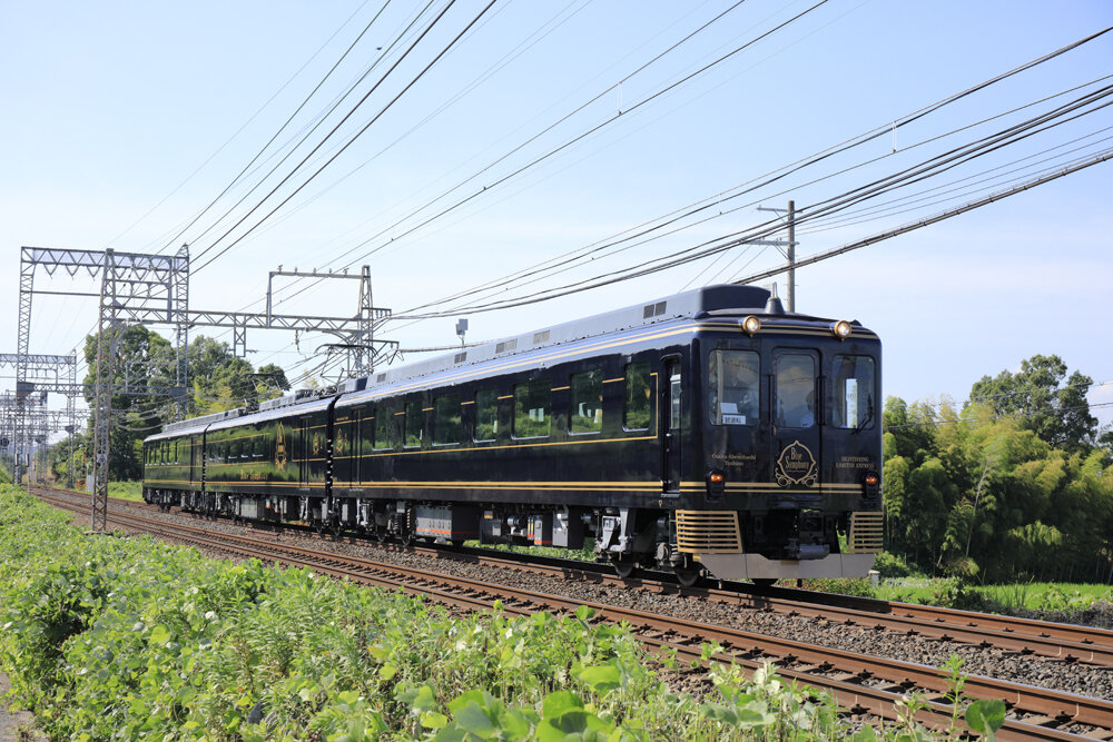 近鉄日本鉄道「青の交響曲（シンフォニー）」
