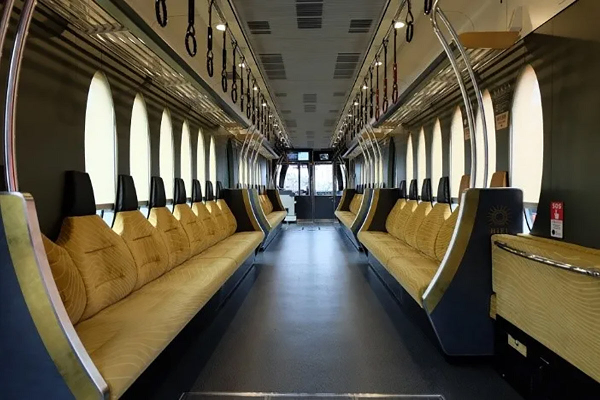 ゆったりしたバケットシートが自慢の叡山電車「ひえい」車内