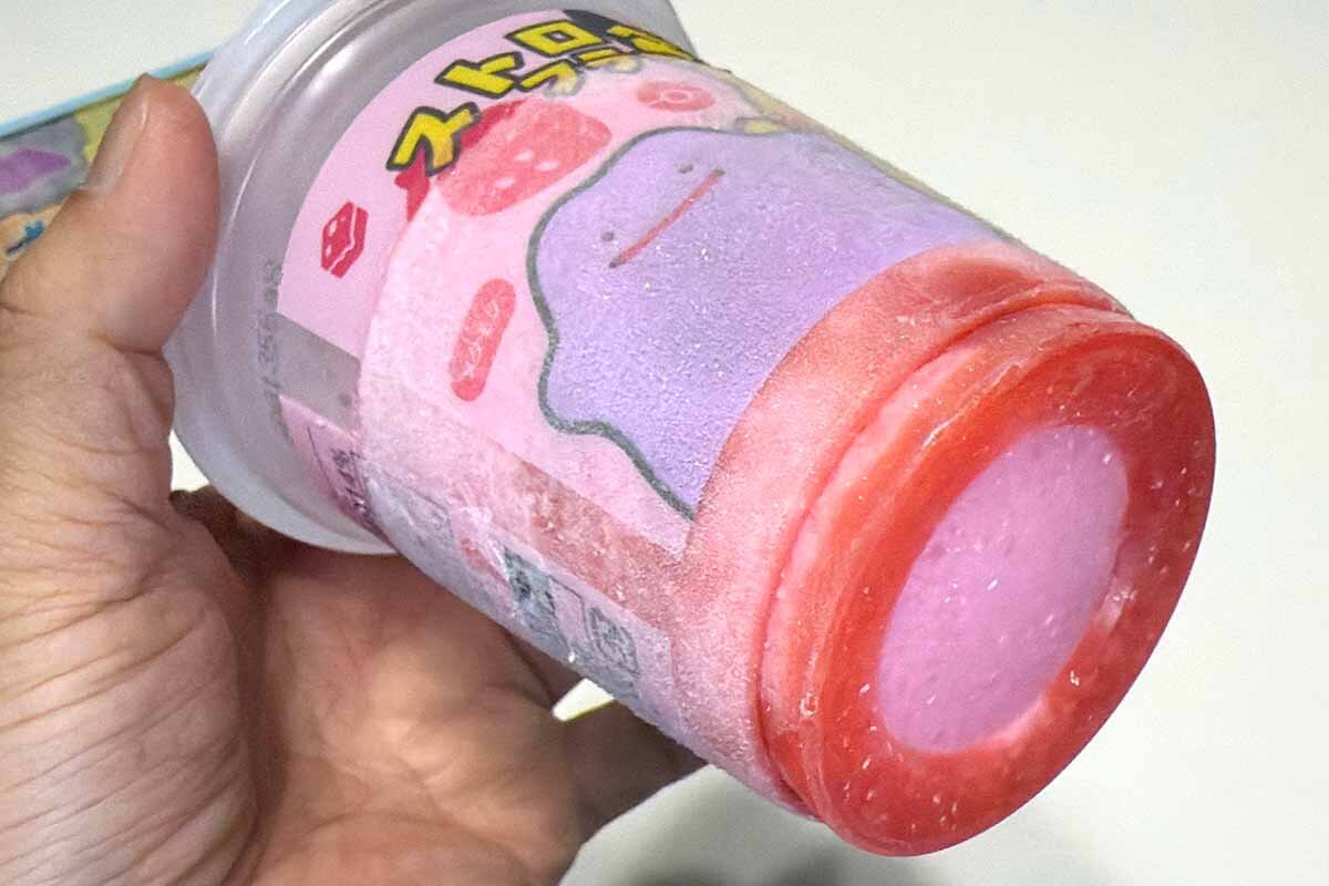 たっぷりのいちごソースが見えて、期待がふくらみます