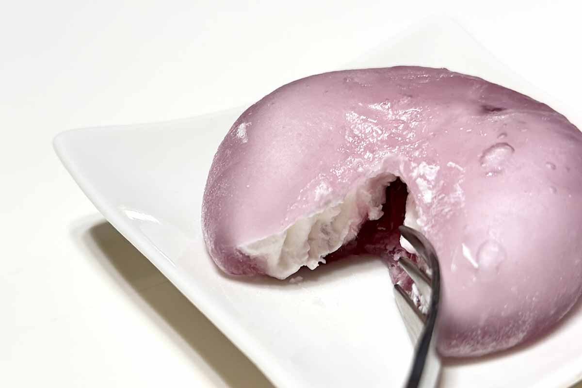 ソースの位置が片寄っている場合があるので、バランスを見ながら食べるのがオススメな「メタモンのわらび餅（ぶどうソース＆ミルクホイップ）」（150円）