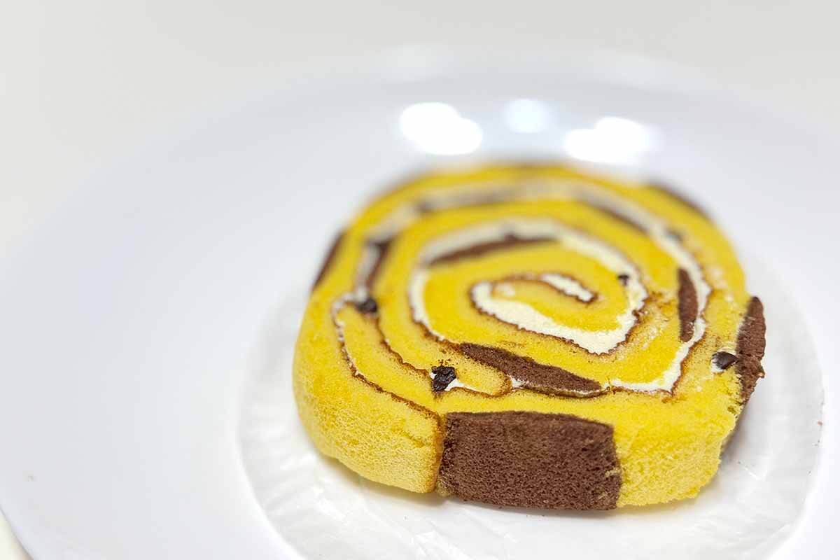 チョコバナナ味の「ピカチュウのロールケーキ（チョコバナナ）」（178円）