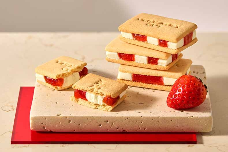 苺とミルクがとろっとあふれる「いちごミルクサンド」（5個入1,275円、8個入1,989円、12個入2,981円）