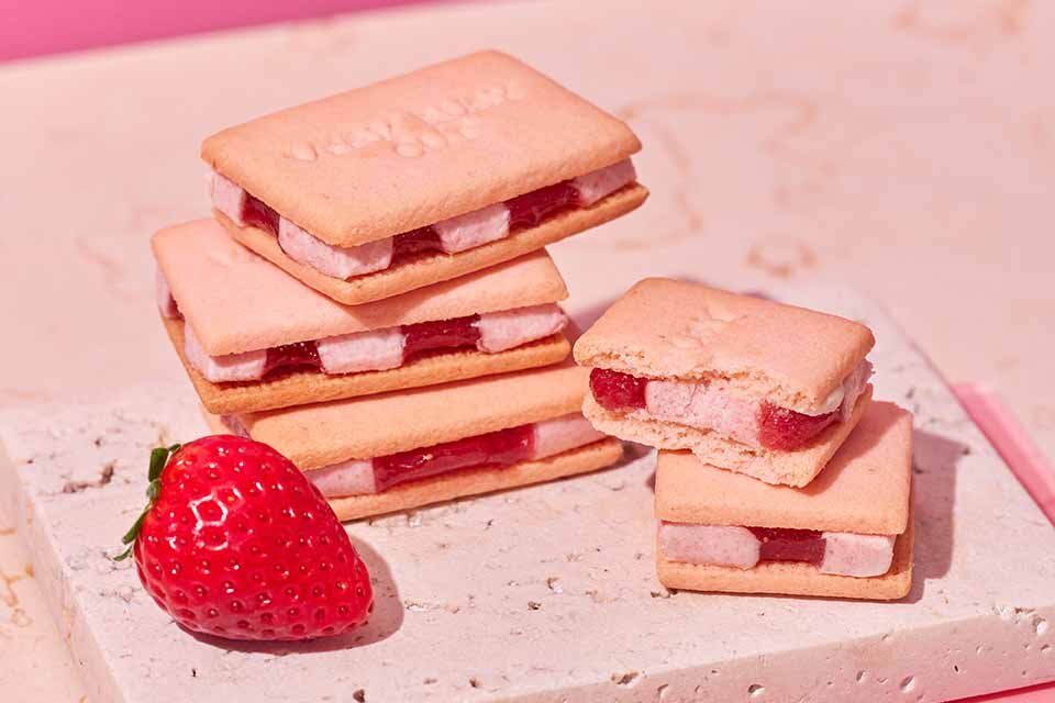 「いちごダブルサンド」（4個入1,296円、8個入2,484円）