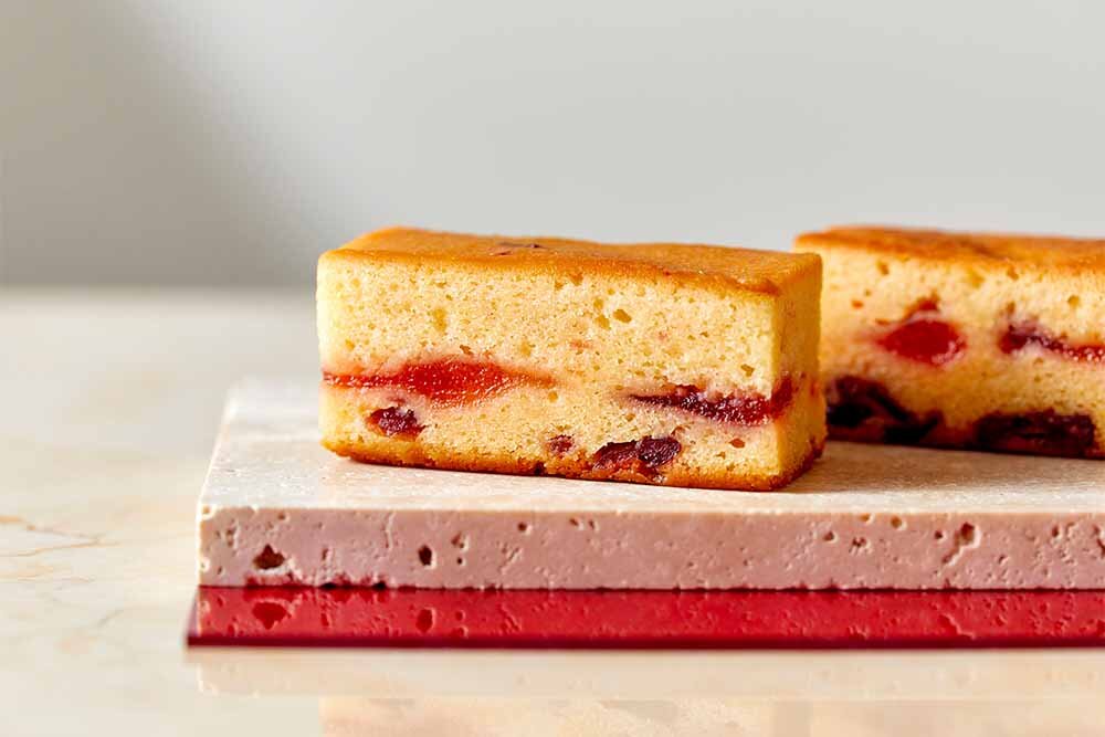 じっくり・しっとり・ジューシーに焼き上げた「いちごチーズケーキ」（4個入1,275円）