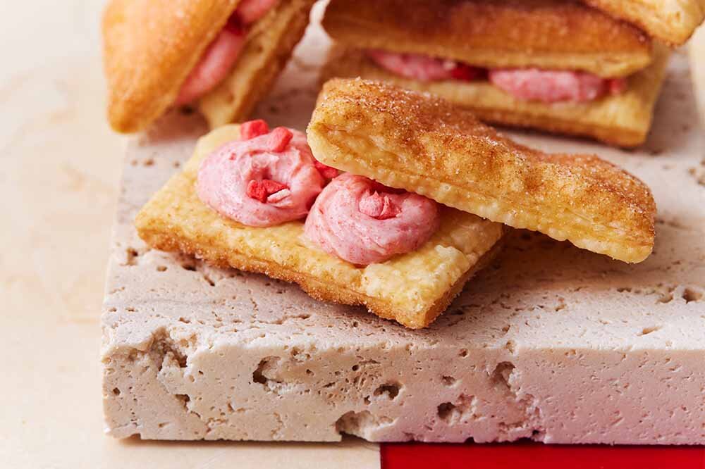 サクッとした歯ざわりに、いちごとカスタードの風味が広がる「いちごクリームパイ」（5個入1,350円）