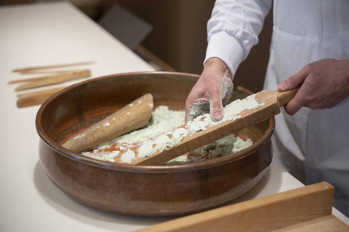 干菓子の実演も見学できます「亀屋良長」（京都市下京区）