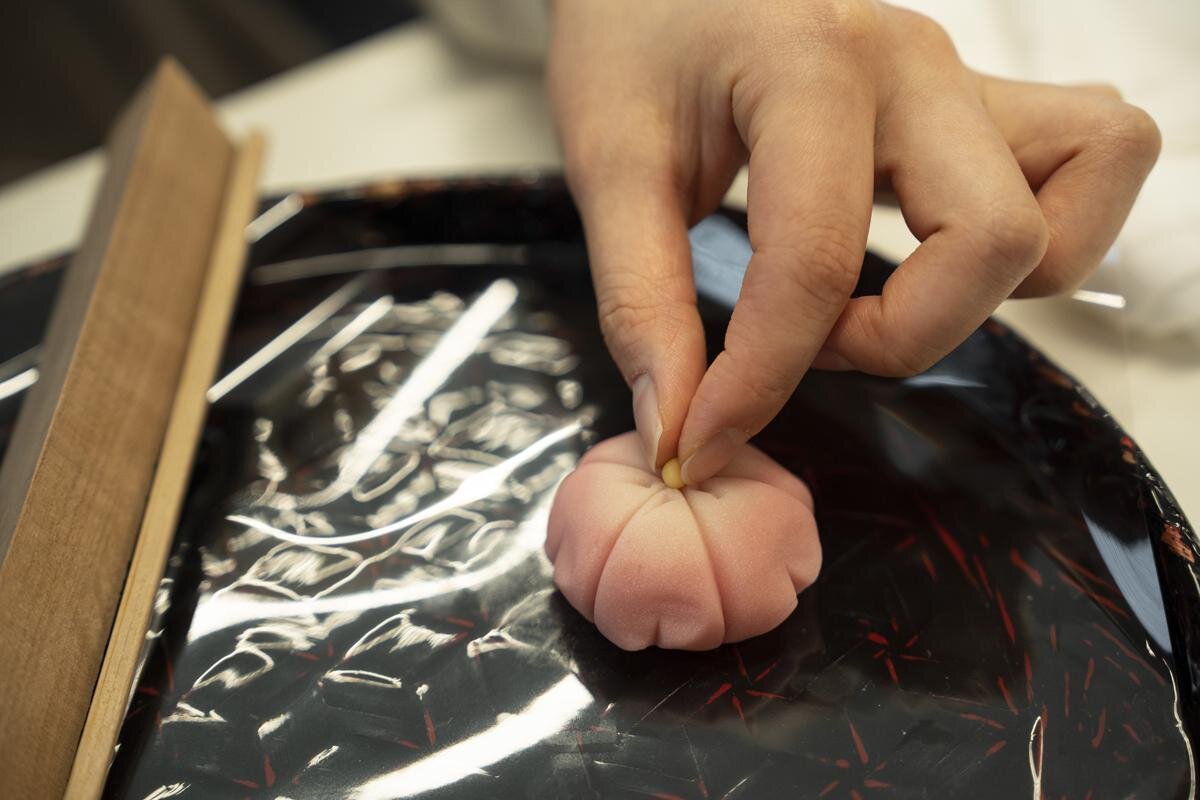 季節の意匠の「練り切り」を作れます「亀屋良長」（京都市下京区）