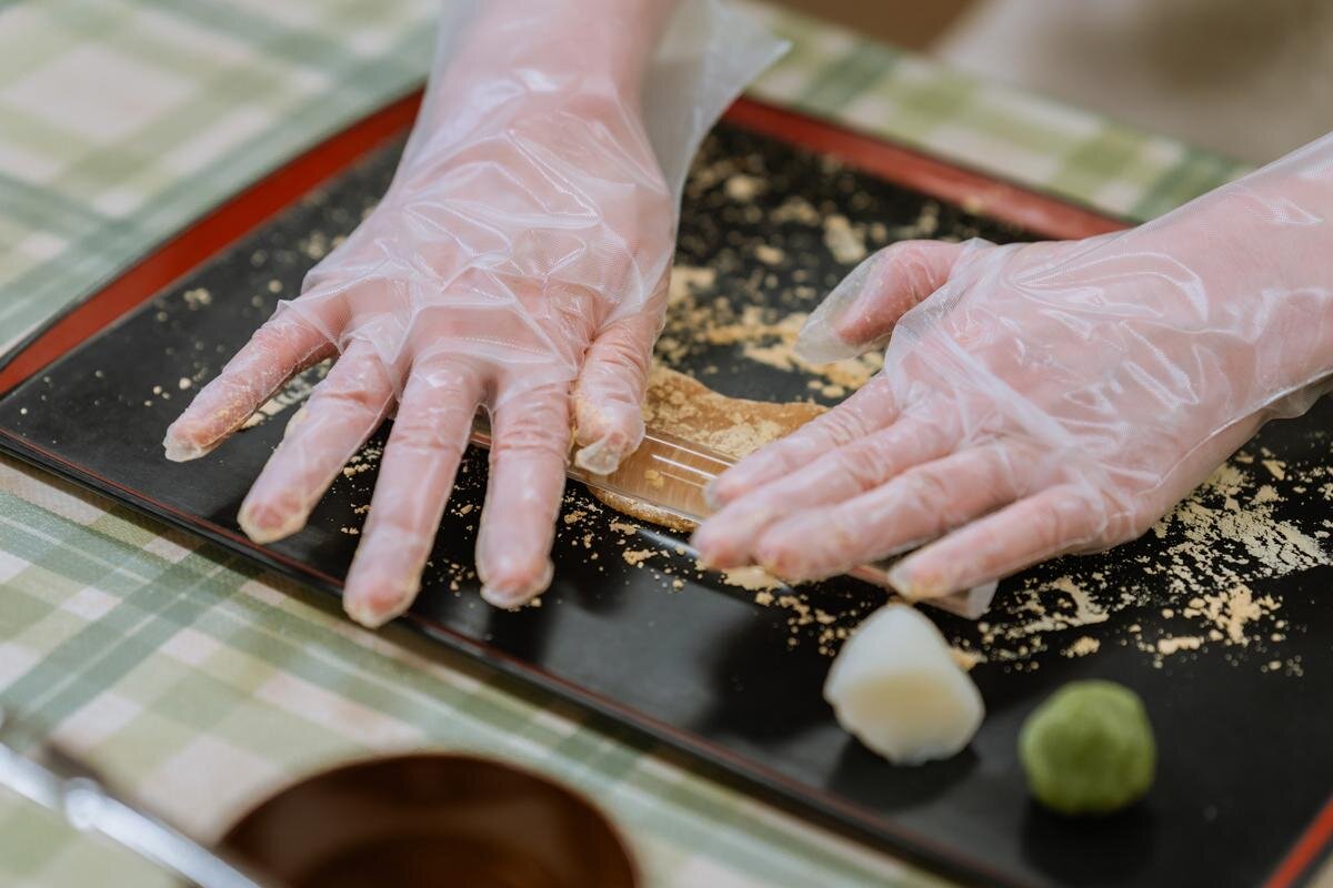 「じっくり　おたべ体験道場」は、生八つ橋の生地をこねるところから「おたべ本館」（京都市南区）