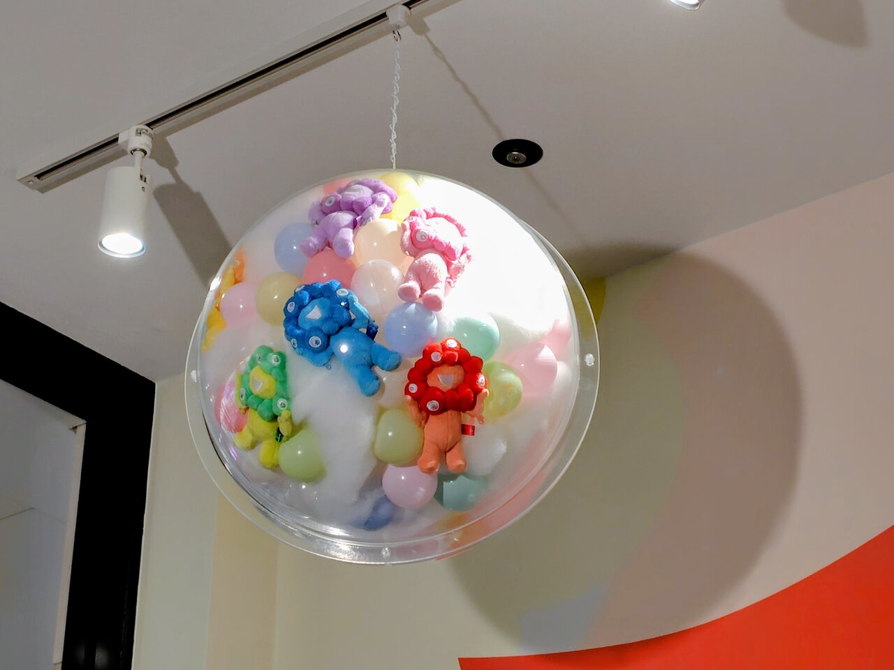 ミャクミャクのかわいいオーナメントも（４月27日、大阪市北区）