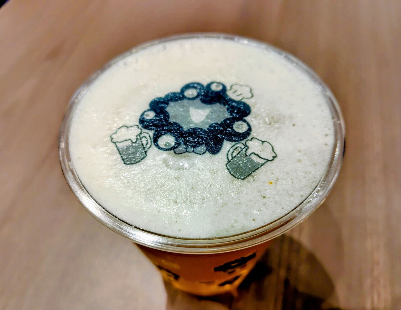 オブラートをのせれば、黒ミャクミャクが泡に浮かぶ「黒ミャクミャクビール」（４月27日、大阪市北区）