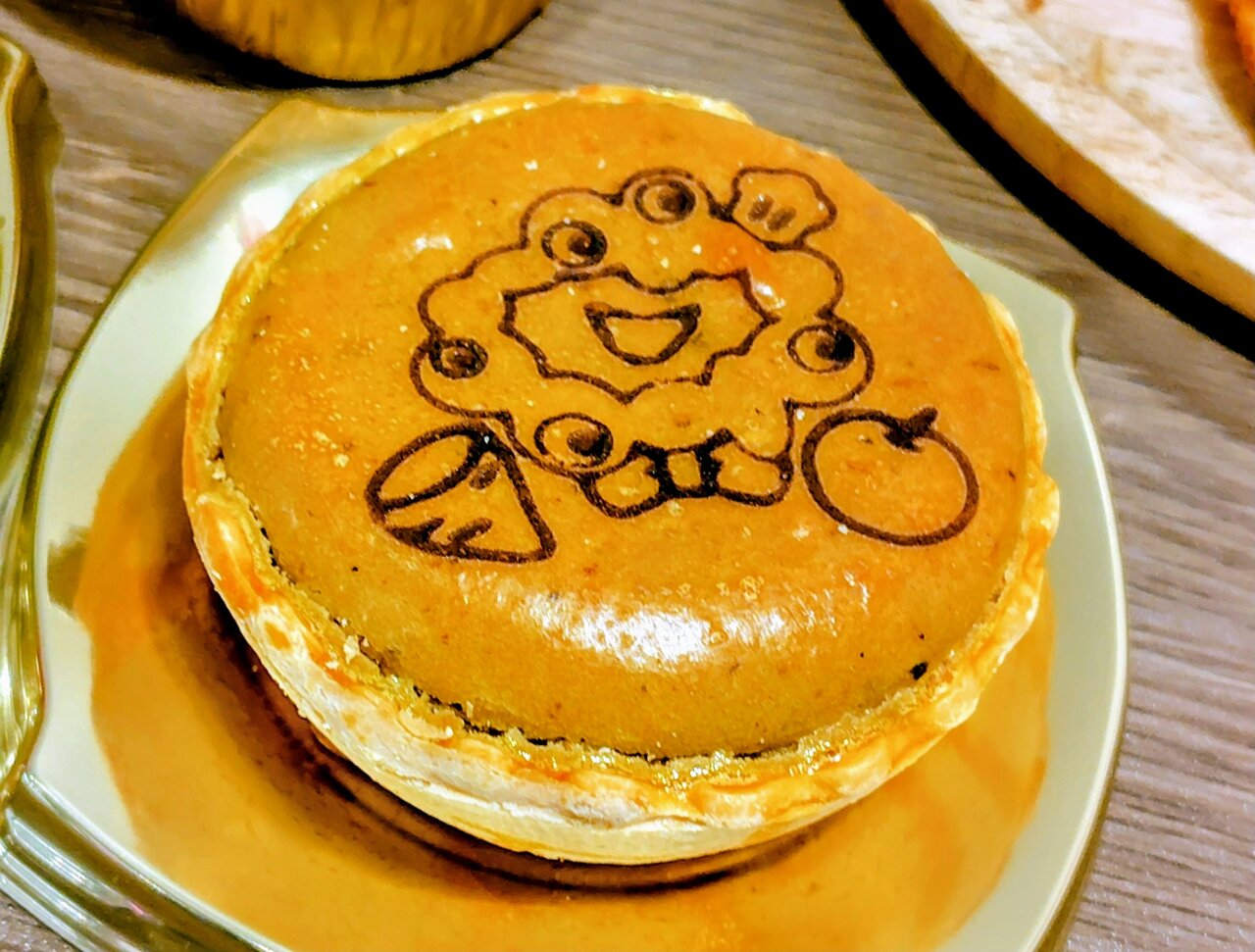 ミャクミャクがかわいい「ミャクミャクポテトアップルパイ」（４月27日、大阪市北区）