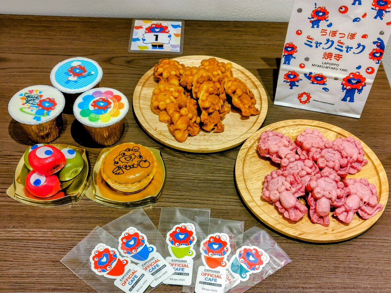 充実するテイクアウトメニュー（４月27日、大阪市北区）