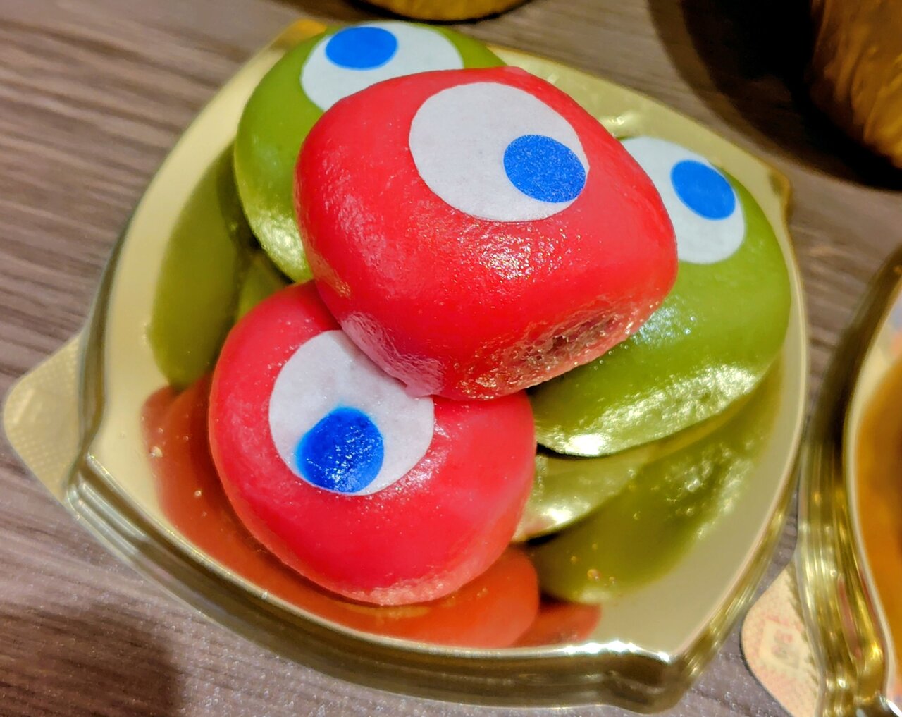 “こみゃく”がかわいい「EXPO2025まん」（４月27日、大阪市北区）