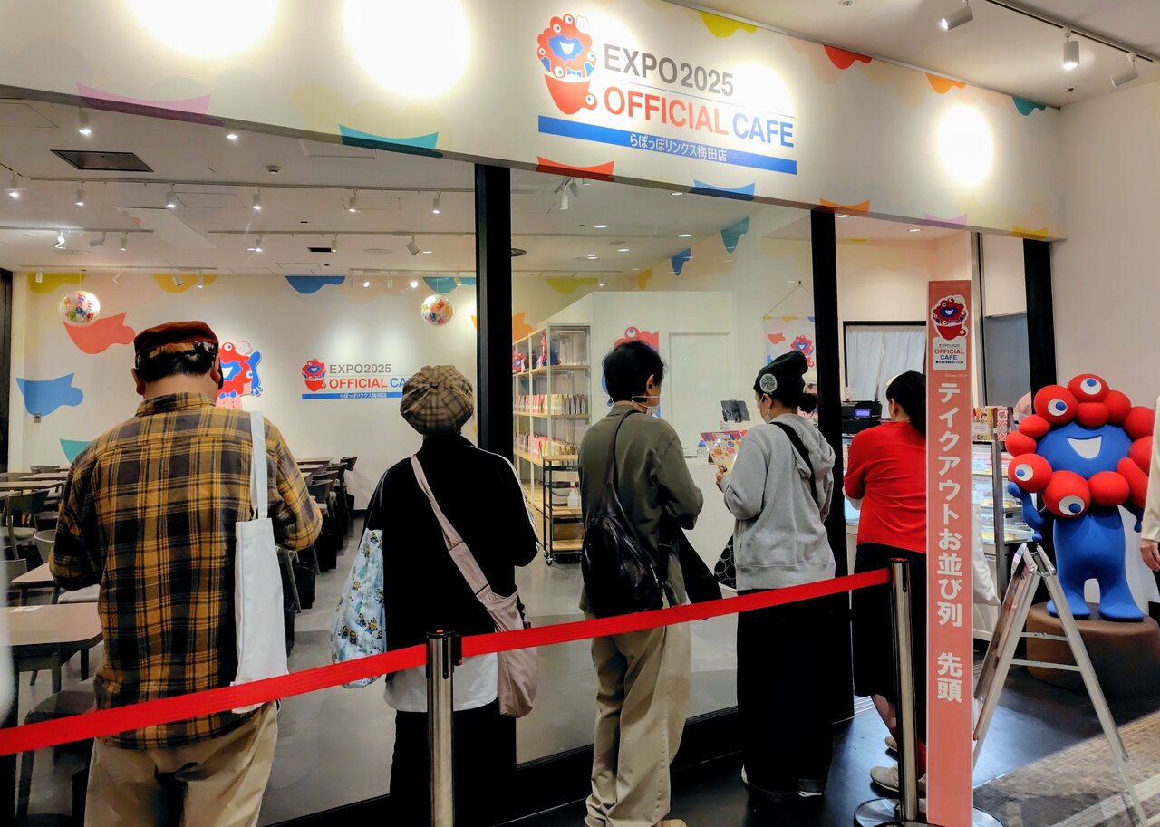 初日にテイクアウトの列を作る来場客（４月27日、大阪市北区）