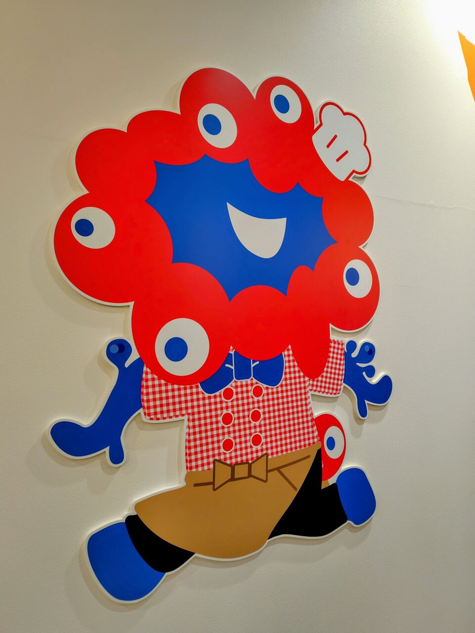 らぽっぽファームの制服を着たミャクミャクも（４月27日、大阪市北区）