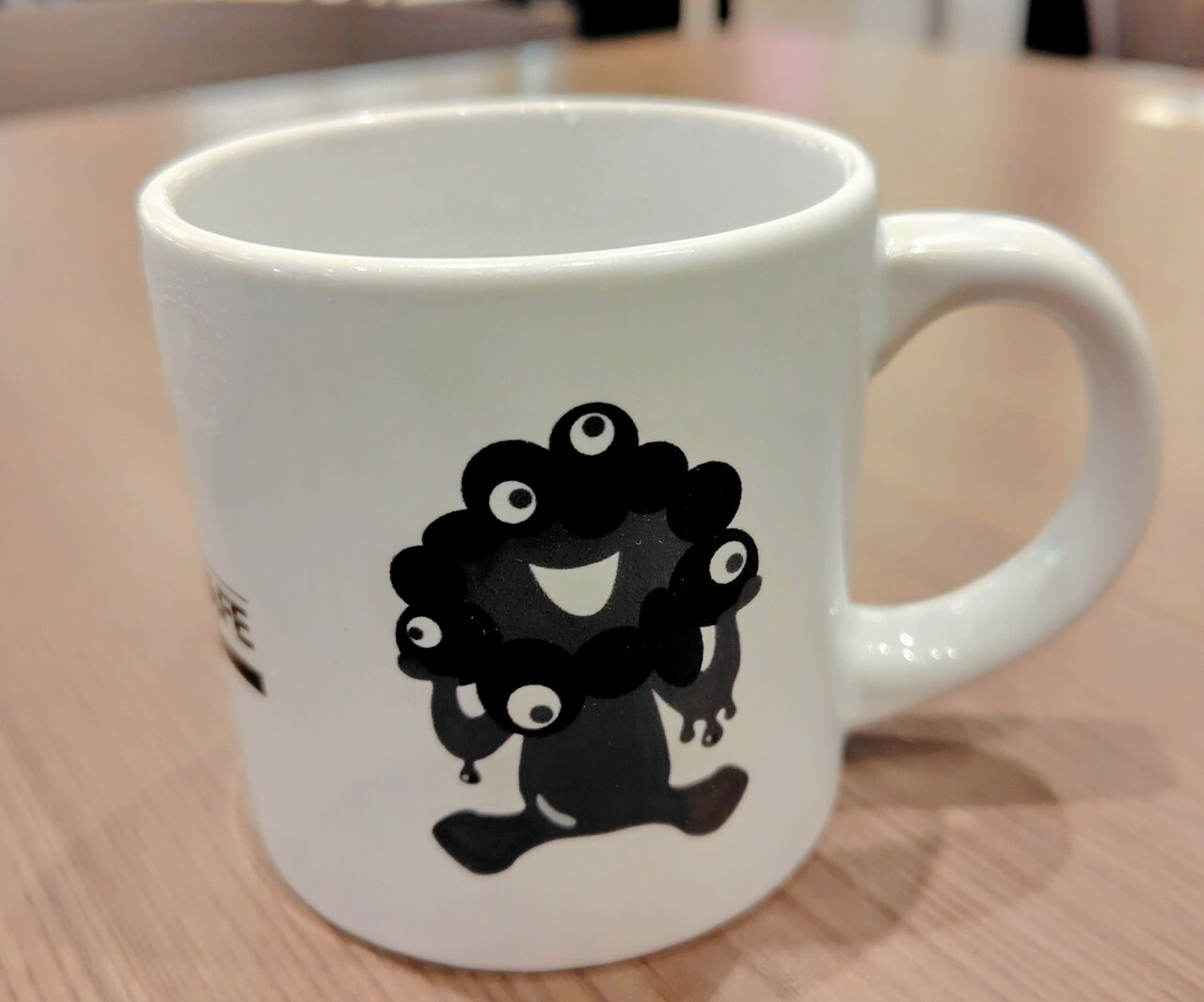 お持ち帰りできるイートインのミャクミャクマグカップ（４月27日、大阪市北区）