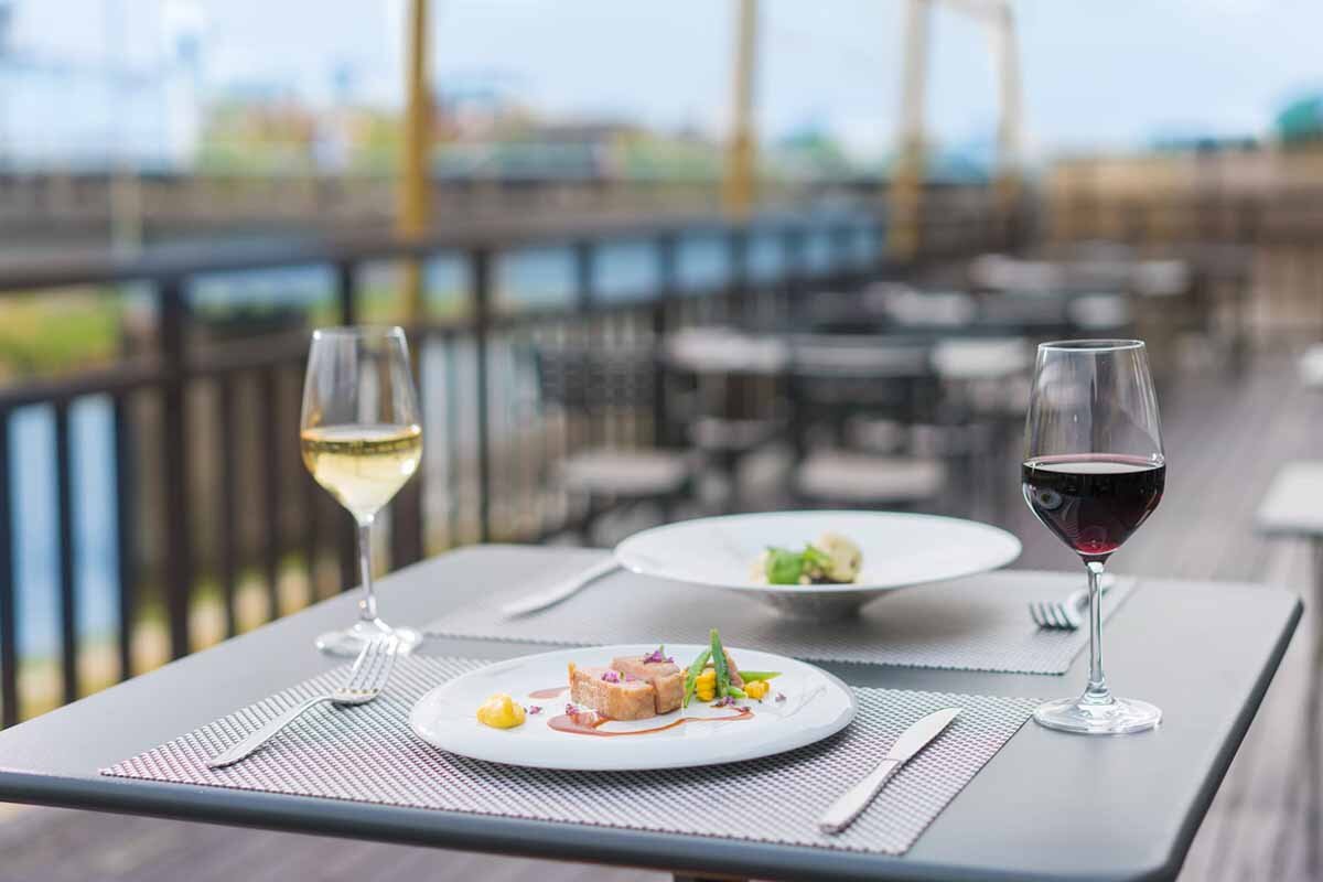 真夏のランチタイムでも楽しめるよう工夫されるという「鮒鶴京都鴨川リゾート」の納涼床　※料理はイメージ