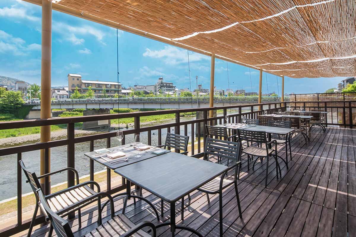 川床の魅力を楽しんでもらうよう、暑さ対策を優先して取り組むという「鮒鶴京都鴨川リゾート」の納涼床