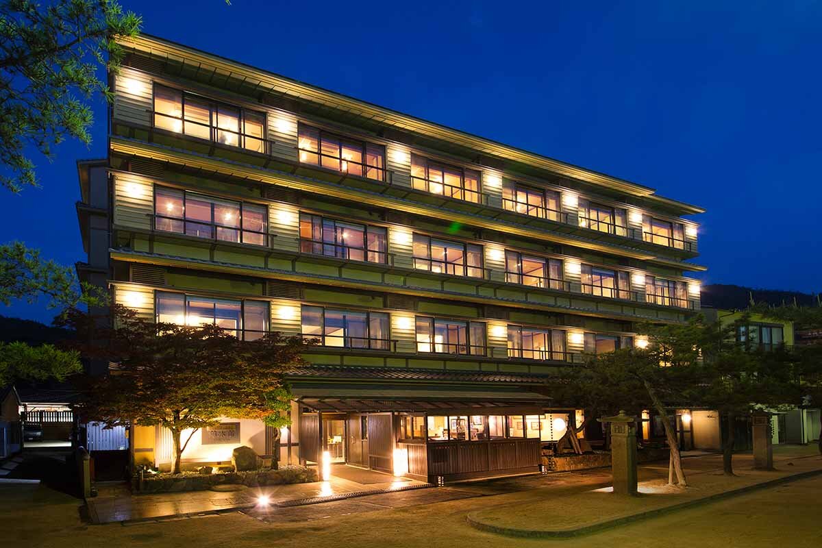 創業から100年を超える宮島の老舗温泉旅館「錦水館」の外観