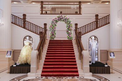 舞台衣装や造花のアーチの設置イメージ