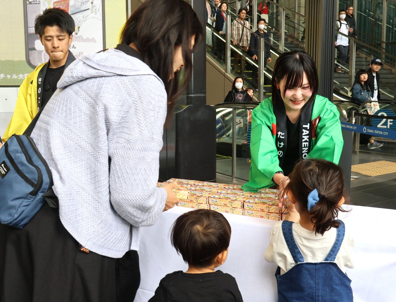 来場者に配布される「関西限定きのこの山 駄菓子屋さんのきなこ棒風味」（４月29日、大阪市北区）