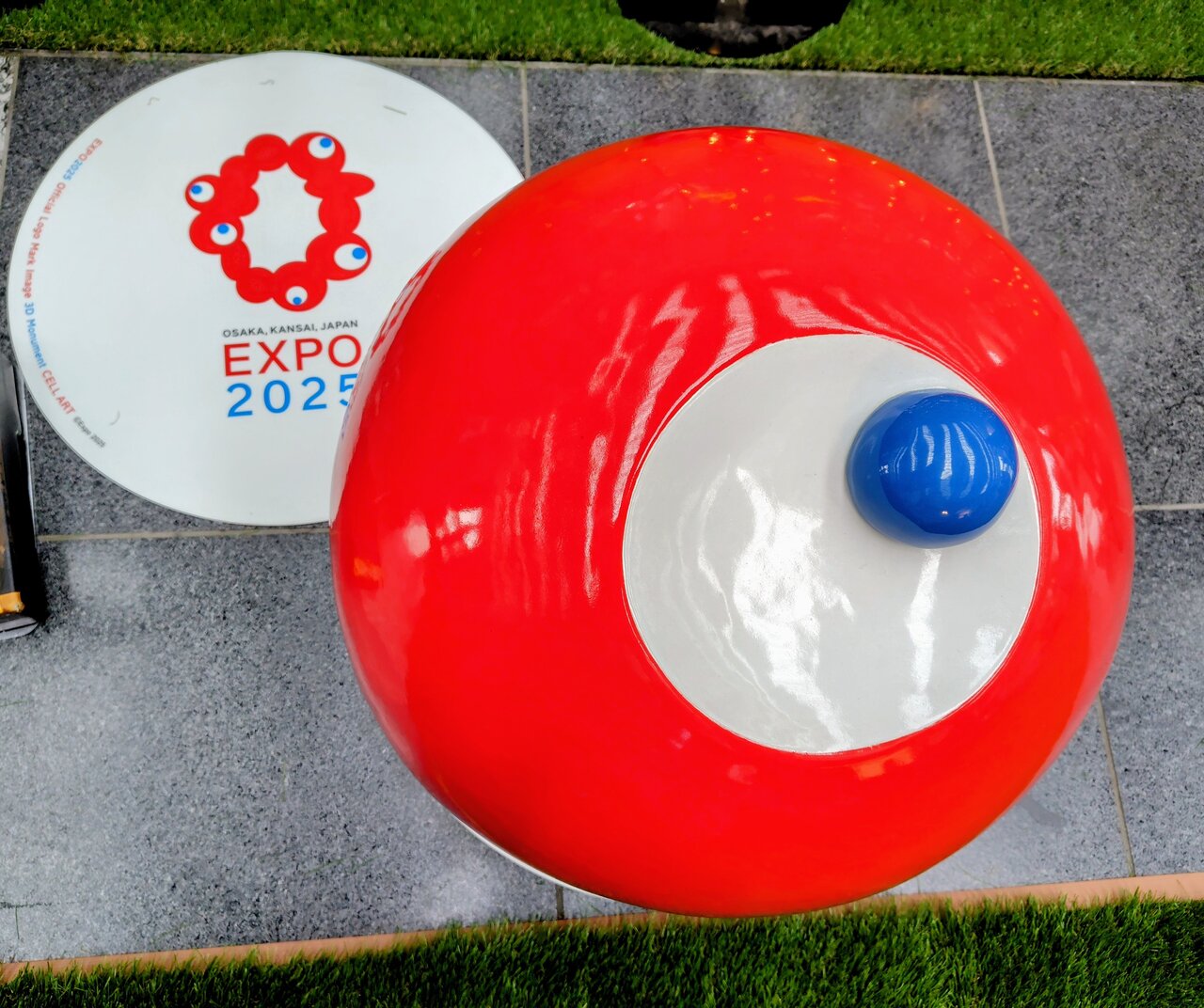 陶製3Dモニュメント「CELL ART」（４月29日、大阪市北区）