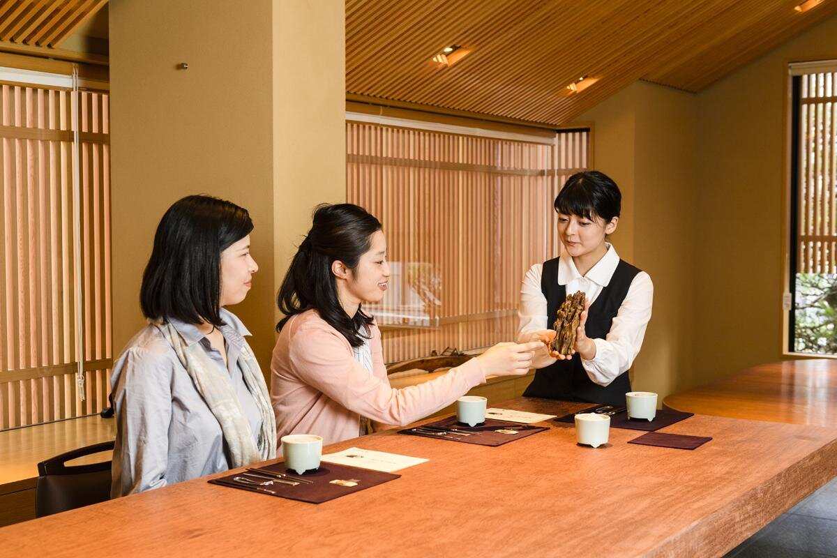 香木についての知識も深められます「山田松香木店」（京都市上京区）